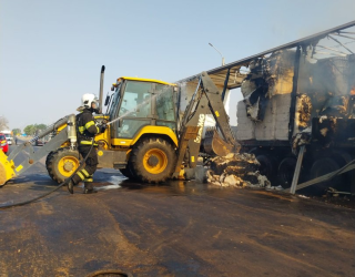 Inc�ndio atinge 2 caminh�es na rodovia e mobiliza bombeiros