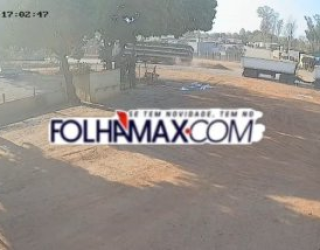 C�mera gravata caminh�o de porcos se acidentando e sendo saqueado por multid�o em V�rzea Grande