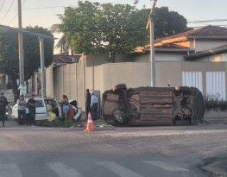 Carro tomba na avenida de Cuiab� e idosa de 79 anos sofre ferimentos