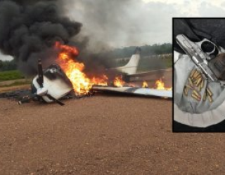Piloto morre ao atirar em policiais ap�s incendiar avi�o com drogas em Mato Grosso