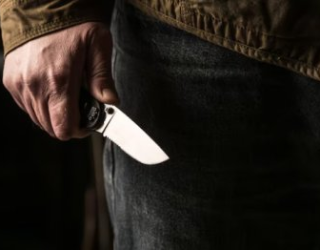 Ex-marido ciumento ataca ex-nova mulher do rival com faca em bar
