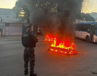 Policia faz operacao na Cidade de Deus e fecha rua com onibus atravessados