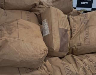 Pol�cia recupera 2,8 toneladas de p� de cacau roubadas ap�s acidente