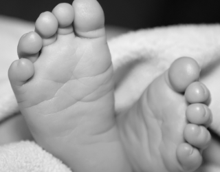M�e b�bada � presa ao desobedecer ordem de parada e PM encontra adolescentes e beb� sozinhos em casa
