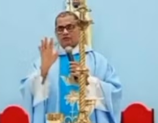 Padre interrompe missa ap�s tiroteio e lamenta viol�ncia