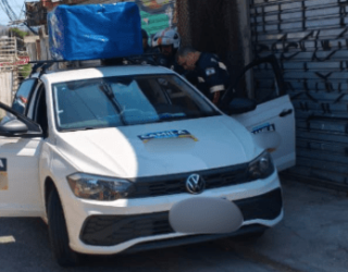 Homem � morto a tiros dentro de carro de campanha em Itapevi