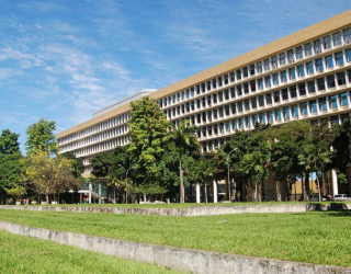 Jovem � espancado na UFRJ por usar camiseta com caveira e se defende: 'N�o sou nazista, sou estudante de hist�ria'