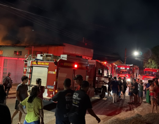Fogo destr�i marcenaria em Campo Grande e deixa preju�zo total