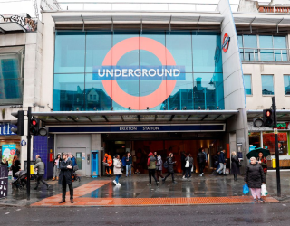 Homem � esfaqueado no rosto e nas costas em esta��o de metr� em Londres durante o dia