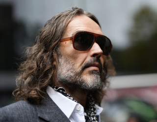 Ex-assistente de Russell Brand fala de cenas chocantes em tribunal